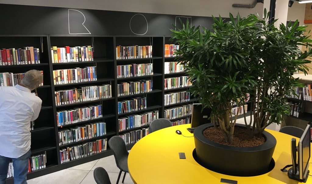 Inrichting Bibliotheek Schiebroek in lokale winkelstraat Rotterdam